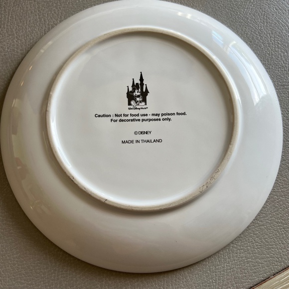 Disney Wold; Collectible Plate featuring the Castle at Magic Kingdom - Picture 2 of 2